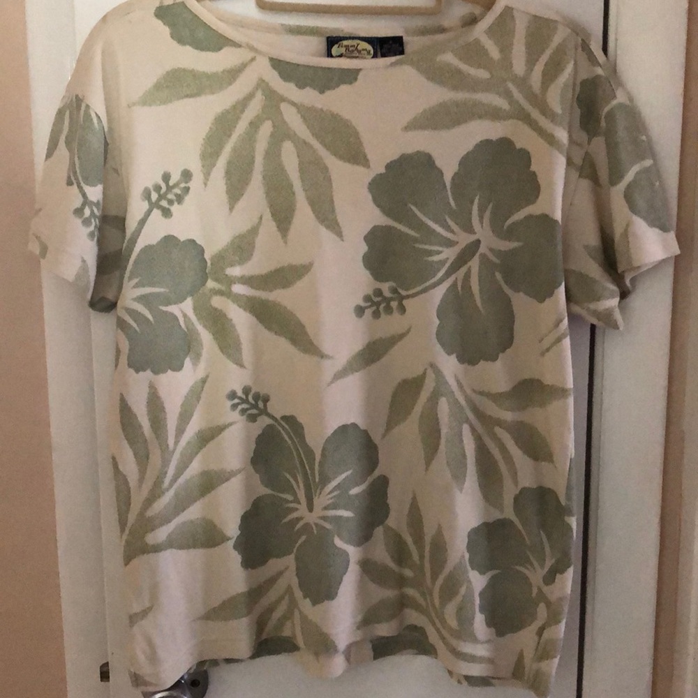 Tommy Bahama top size S fits like size Large